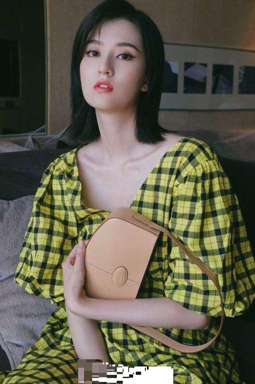明星网红戴手镯照片女,揭秘明星网红手镯佩戴美学