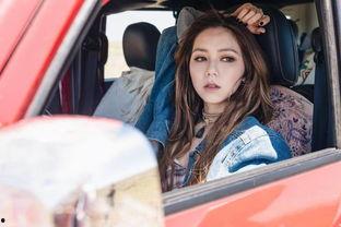 明星网红下车崴脚视频,下车瞬间引发网友热议