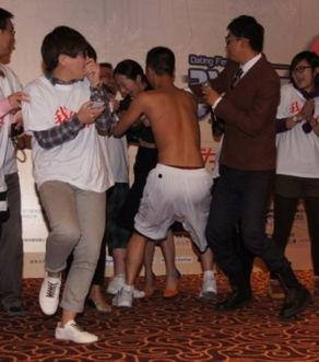 明星网红下车崴脚视频,下车瞬间引发网友热议