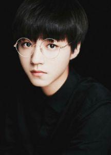 戴眼镜的男明星网红,网红界的时尚新宠