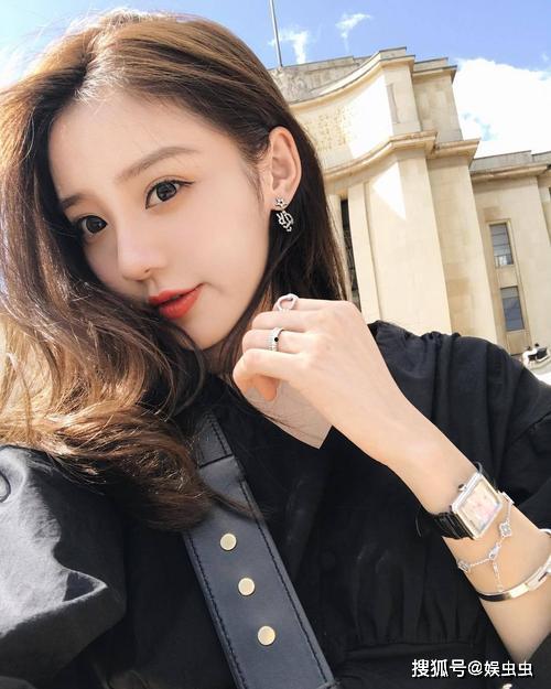 姓裴明星网红是谁,揭秘网络红人裴氏家族的璀璨星途