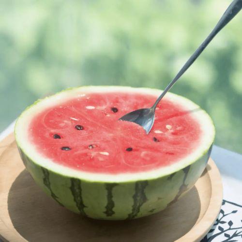 今日立秋啃瓜,传统习俗中的健康智慧